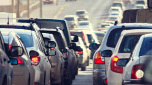 "cola de coches en la autopista"